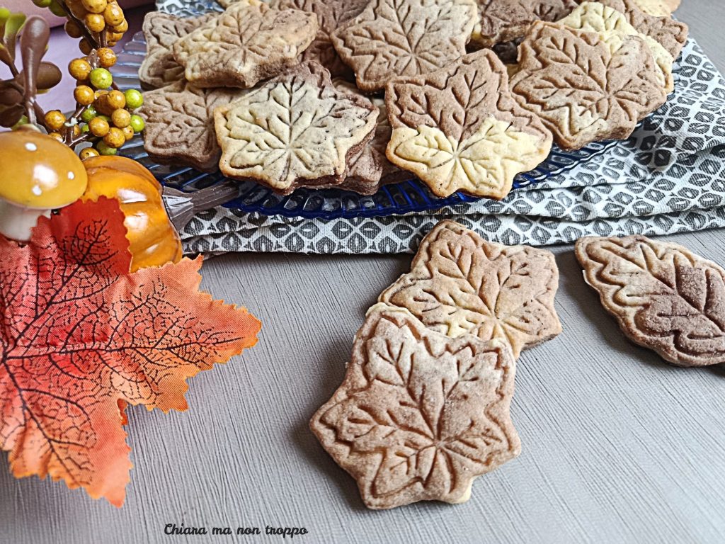 Biscoitos em forma de folha em tons de bege e cacau prontos para serem degustados