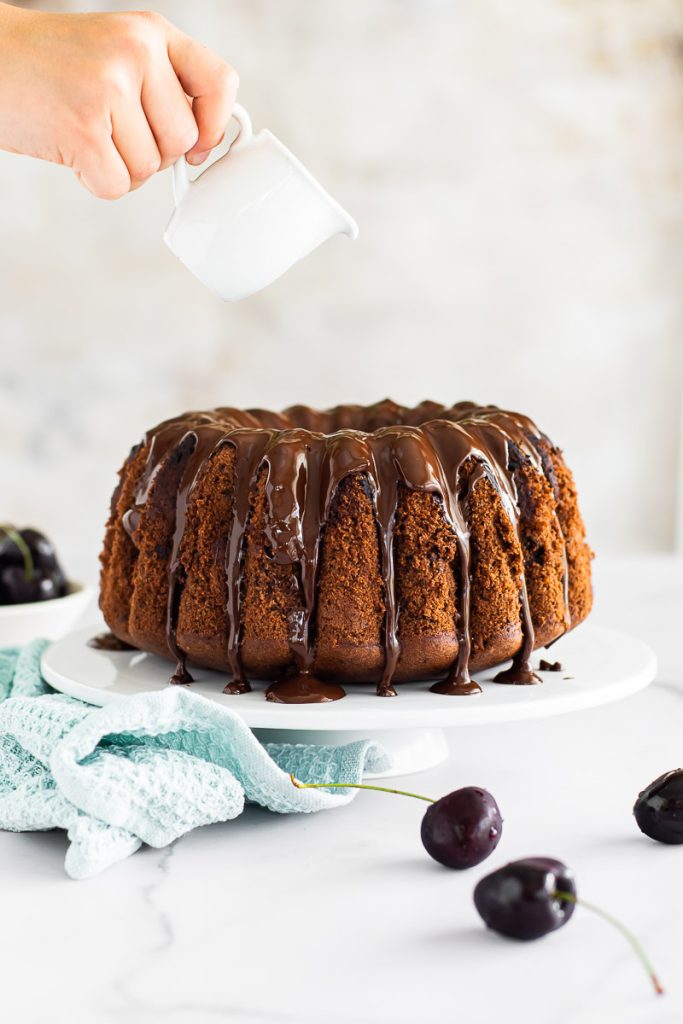 Bolo de Chocolate com Cerejas