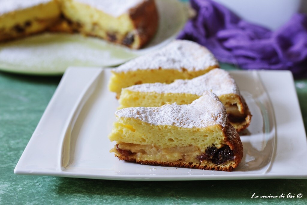 Bolo com queijo cremoso, maçã e uva-passa
