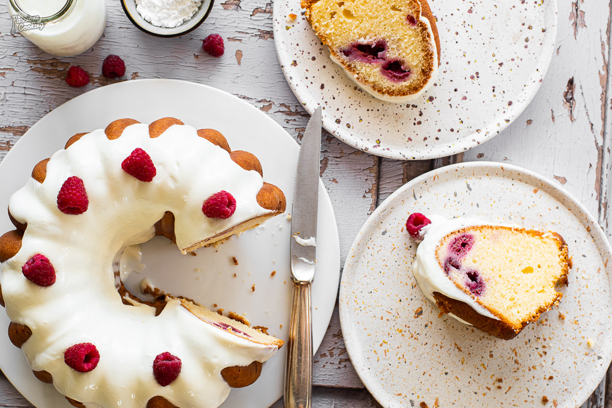 Bolo de manteiga e kefir com framboesas