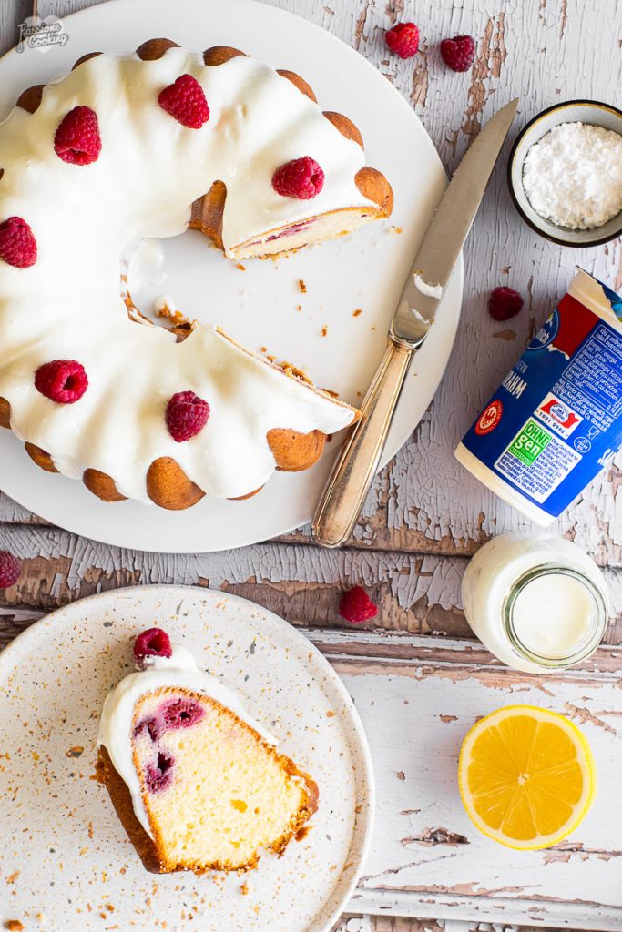 Bolo de manteiga e kefir com framboesas