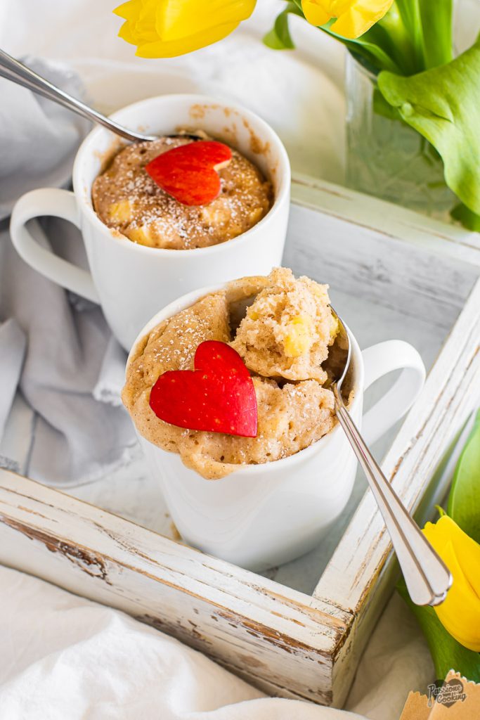 Bolo de maçã na caneca