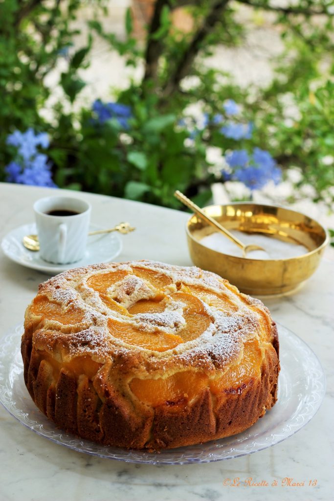 Bolo de pêssegos em calda