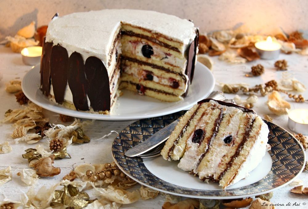 Bolo recheado com chocolate e amarena