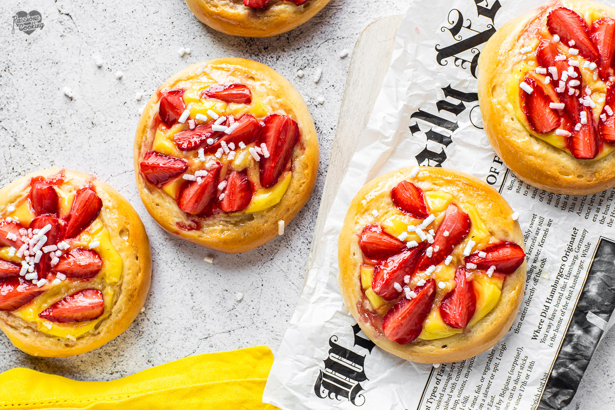 Brioche com creme e morangos