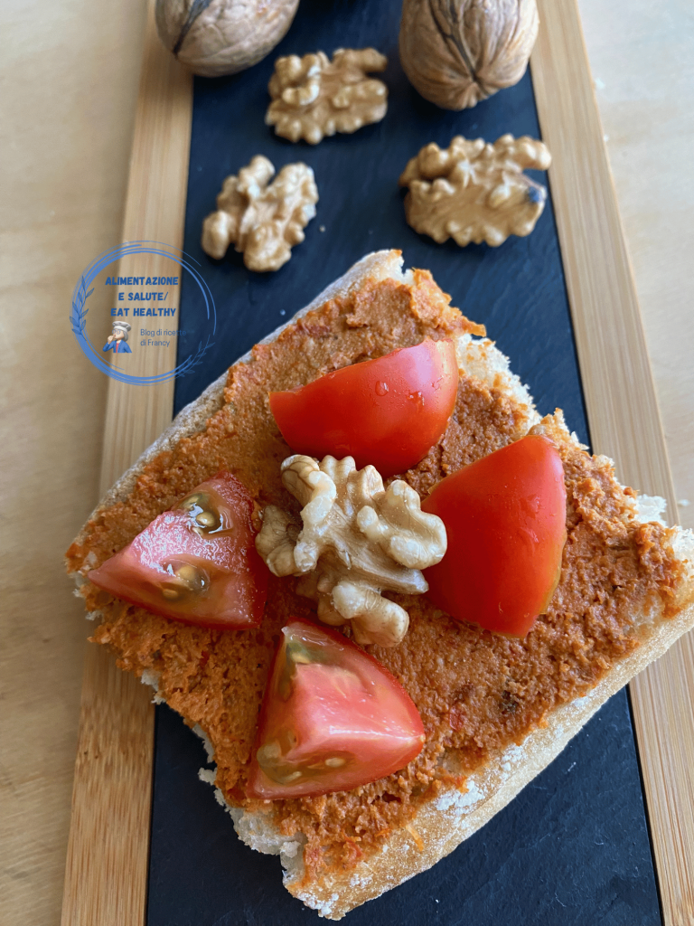 Bruschettas pesto vermelho e nozes