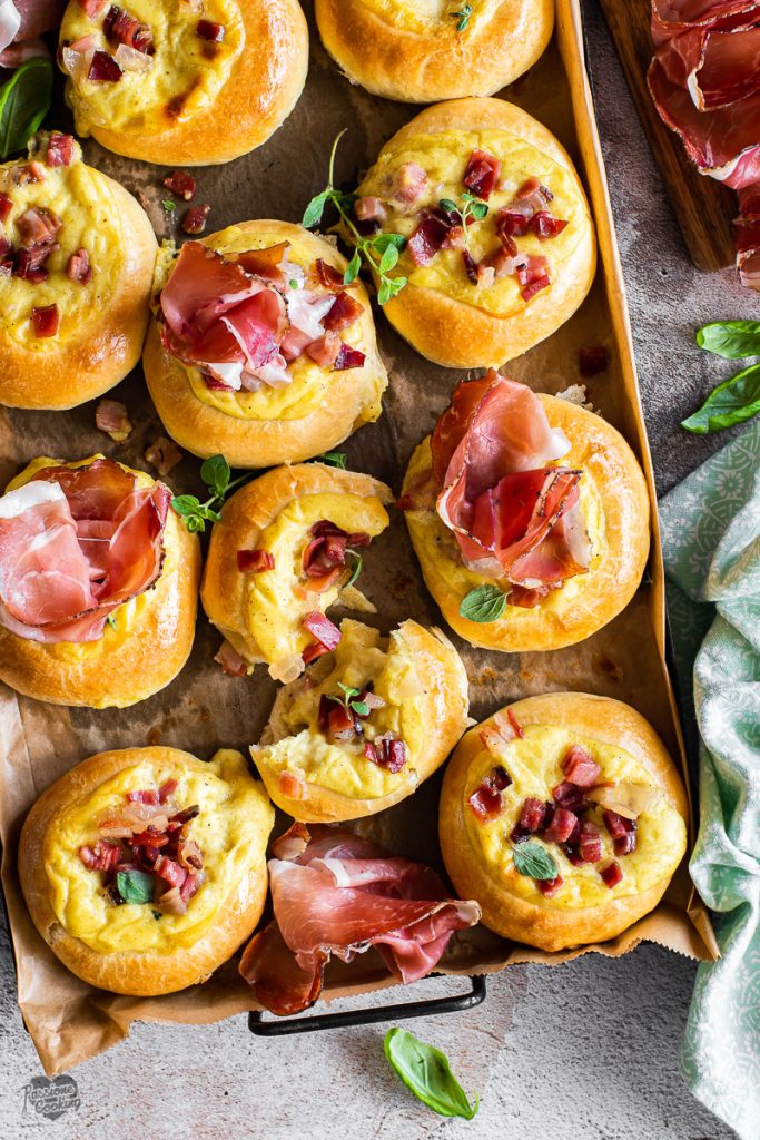 Bun com molho bechamel de queijo e Speck Alto Adige IGP