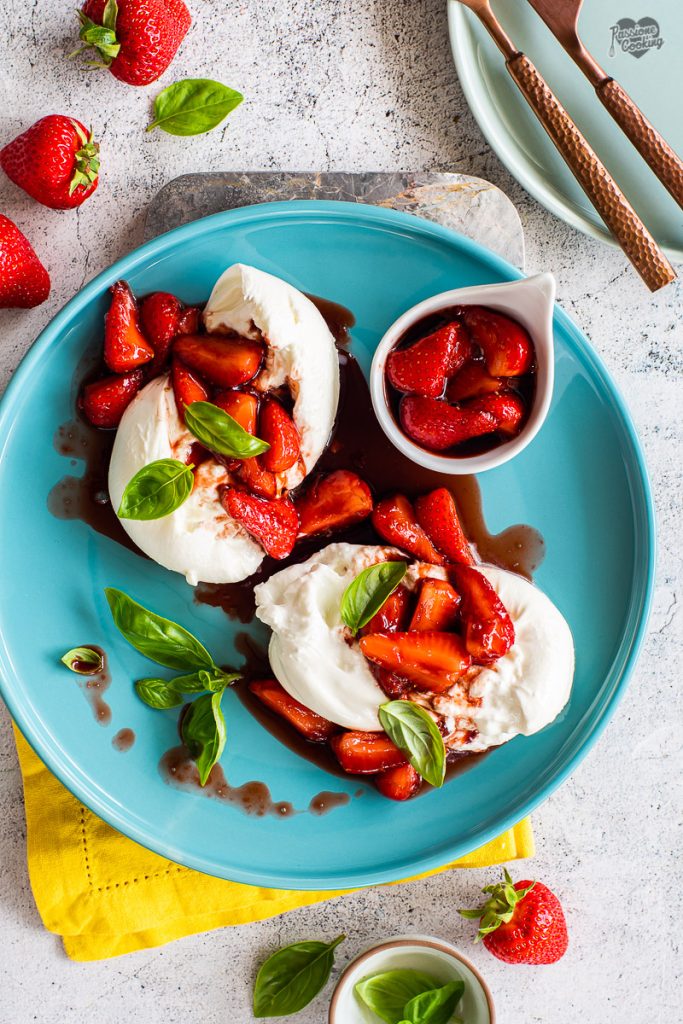 Burrata com morangos ao balsâmico