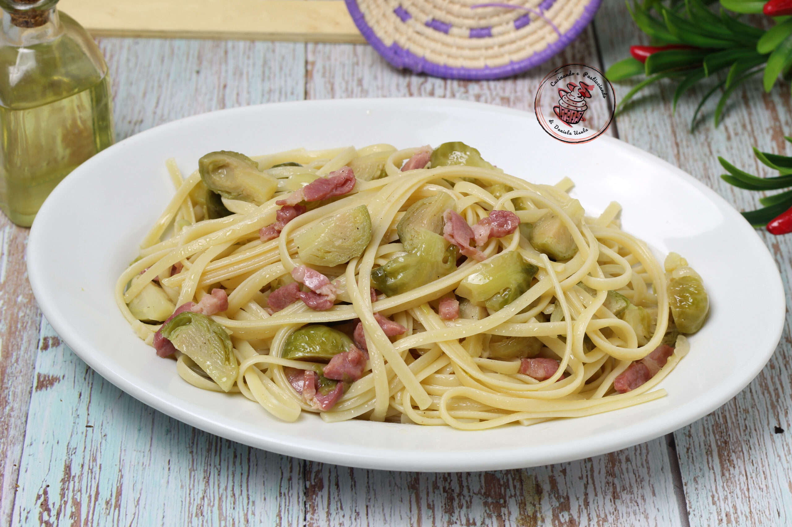 LINGUINE COM COUVE-DE-BRUXELAS E BACON: um prato principal de outono rico e saboroso