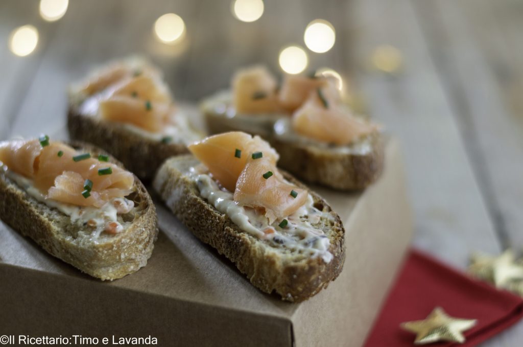 Crostini com salmão e molho de raiz-forte