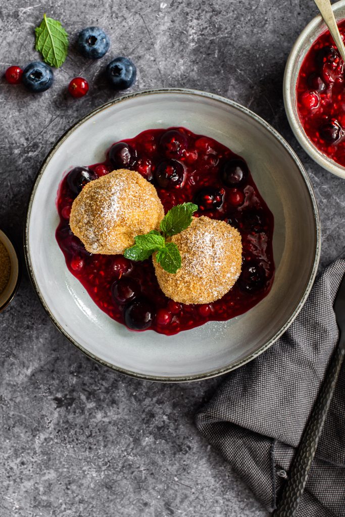 Canederli de ricota doces com frutas vermelhas