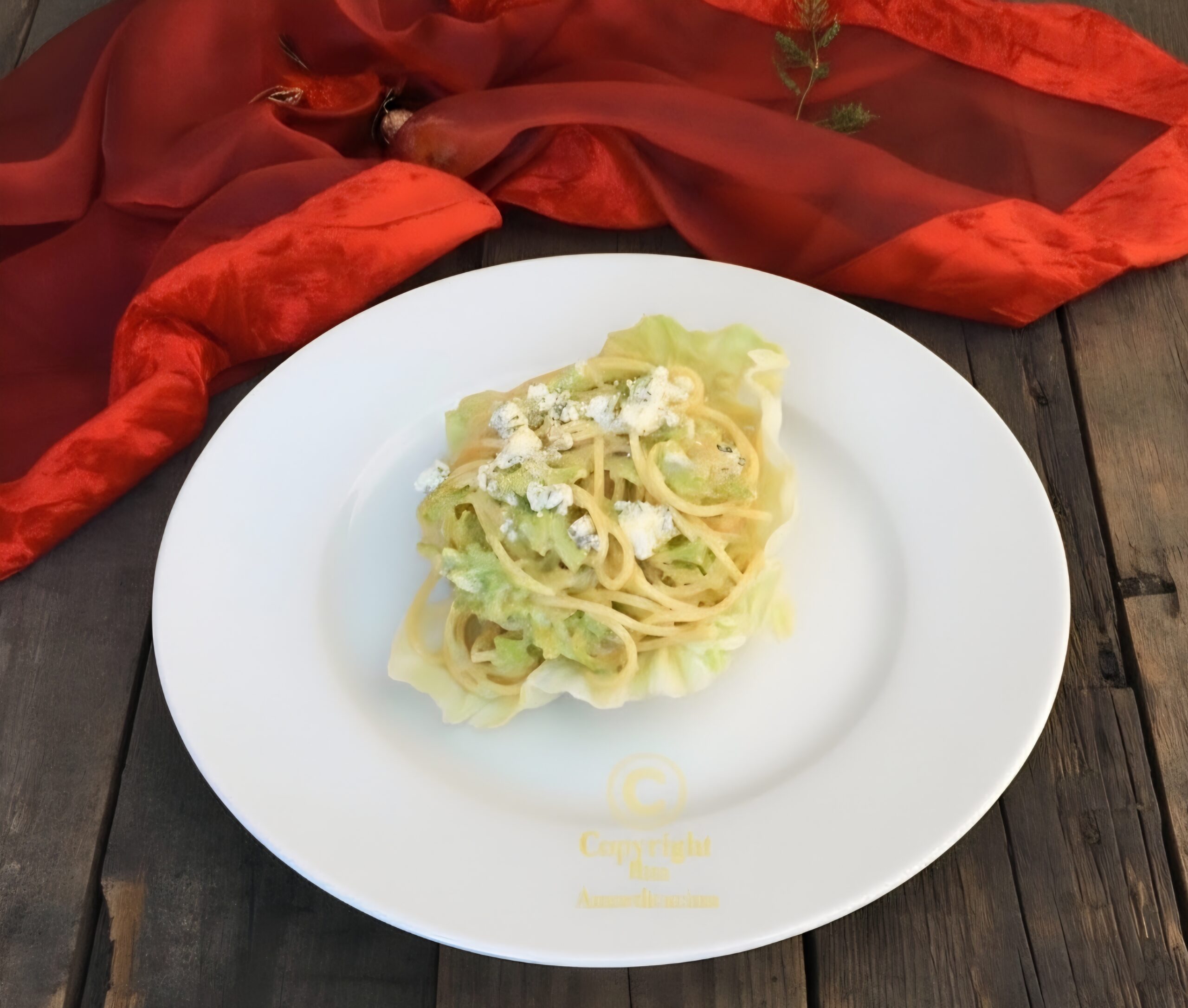 Tigela de couve com espaguete e gorgonzola