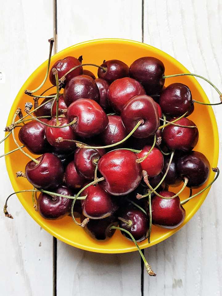 cerejas lavadas na tigela