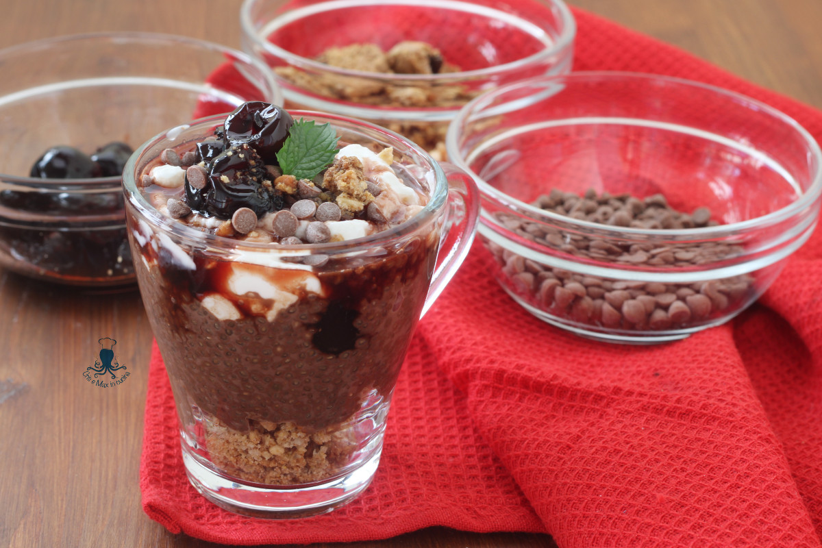 Chia pudding com cerejas e chocolate, inspiração Floresta Negra.