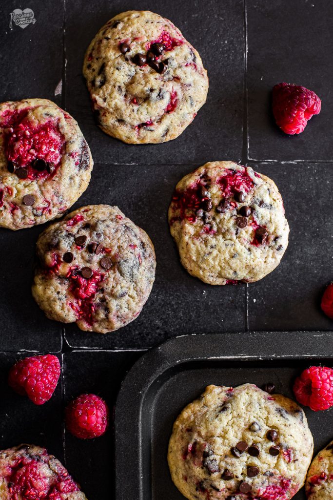 Cookies com framboesas e chocolate amargo