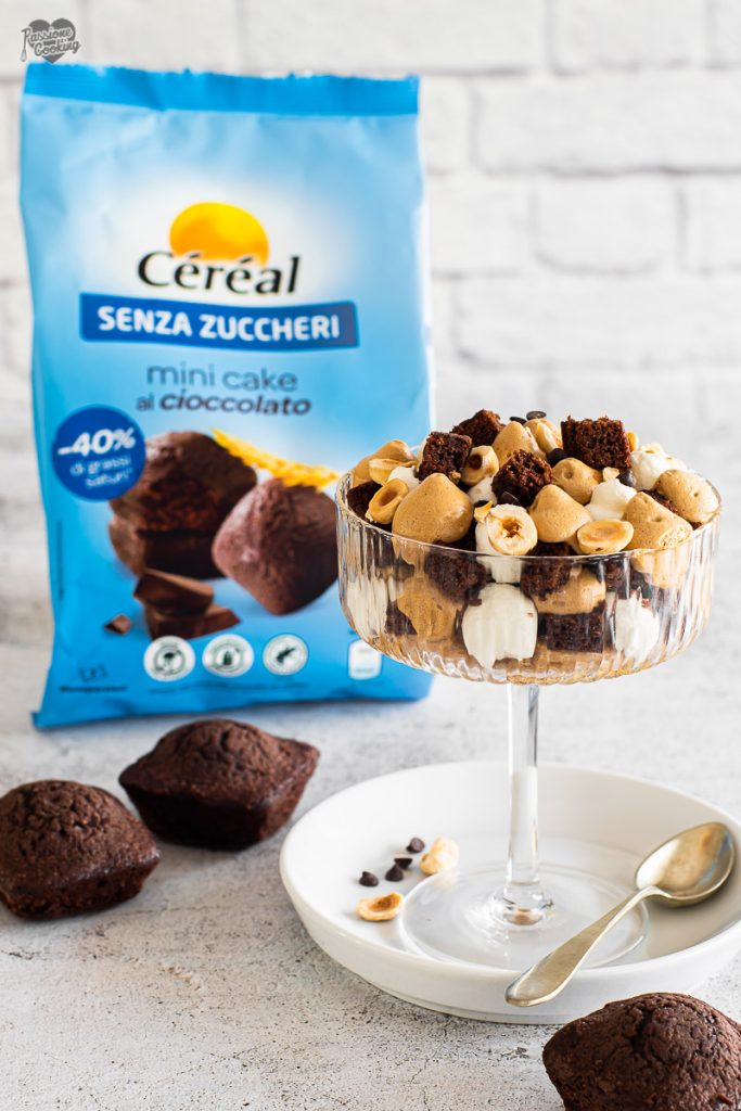 Copos com espuma de café e mini bolo de chocolate