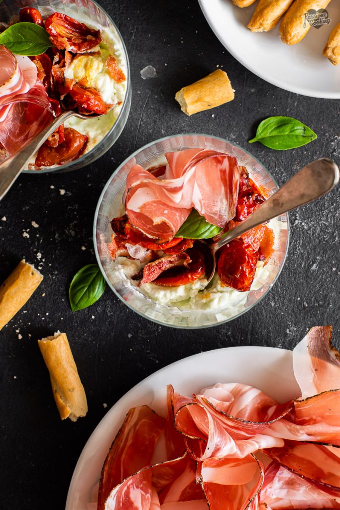 Creme de búfala com manjericão e Speck Alto Adige IGP