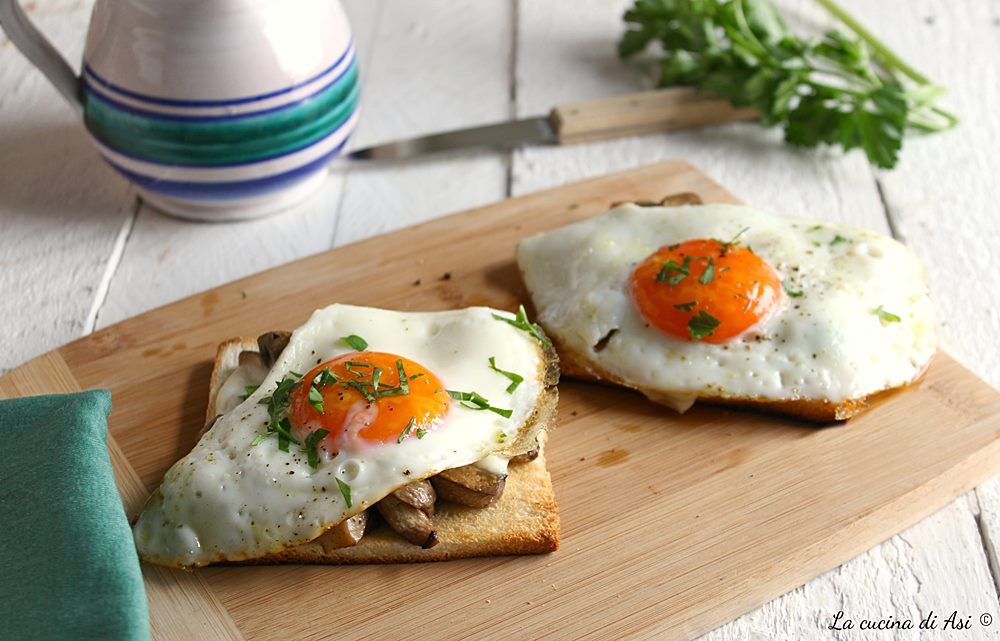 Crostone com champignon e ovos na frigideira