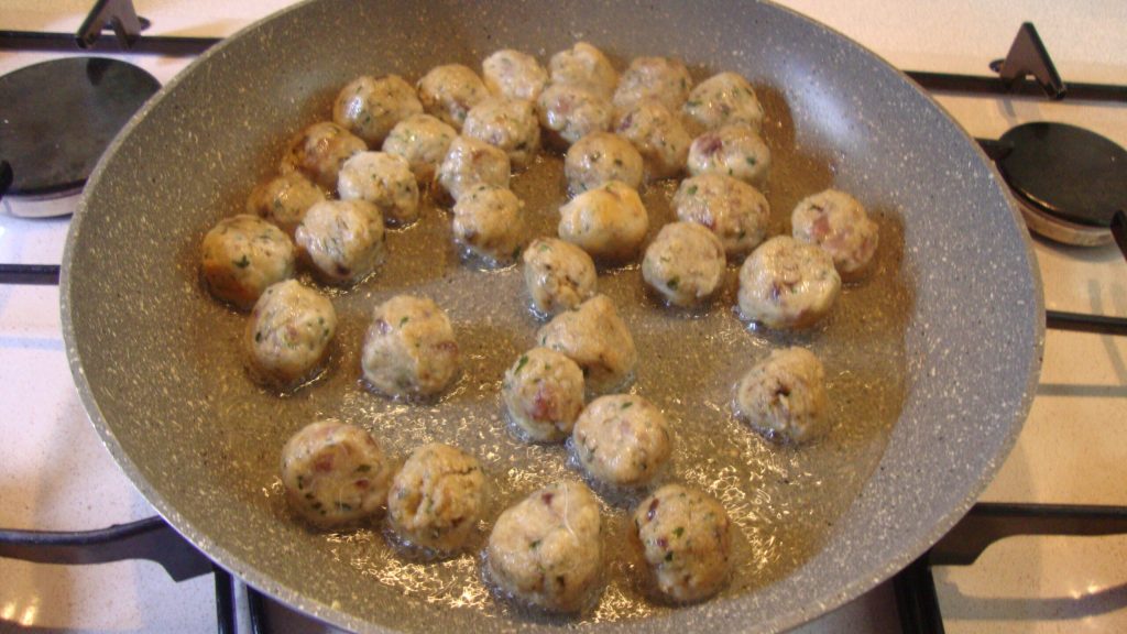 Almôndegas de atum com cebolas caramelizadas