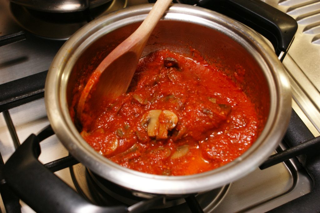panela com molho de tomate e cogumelos
