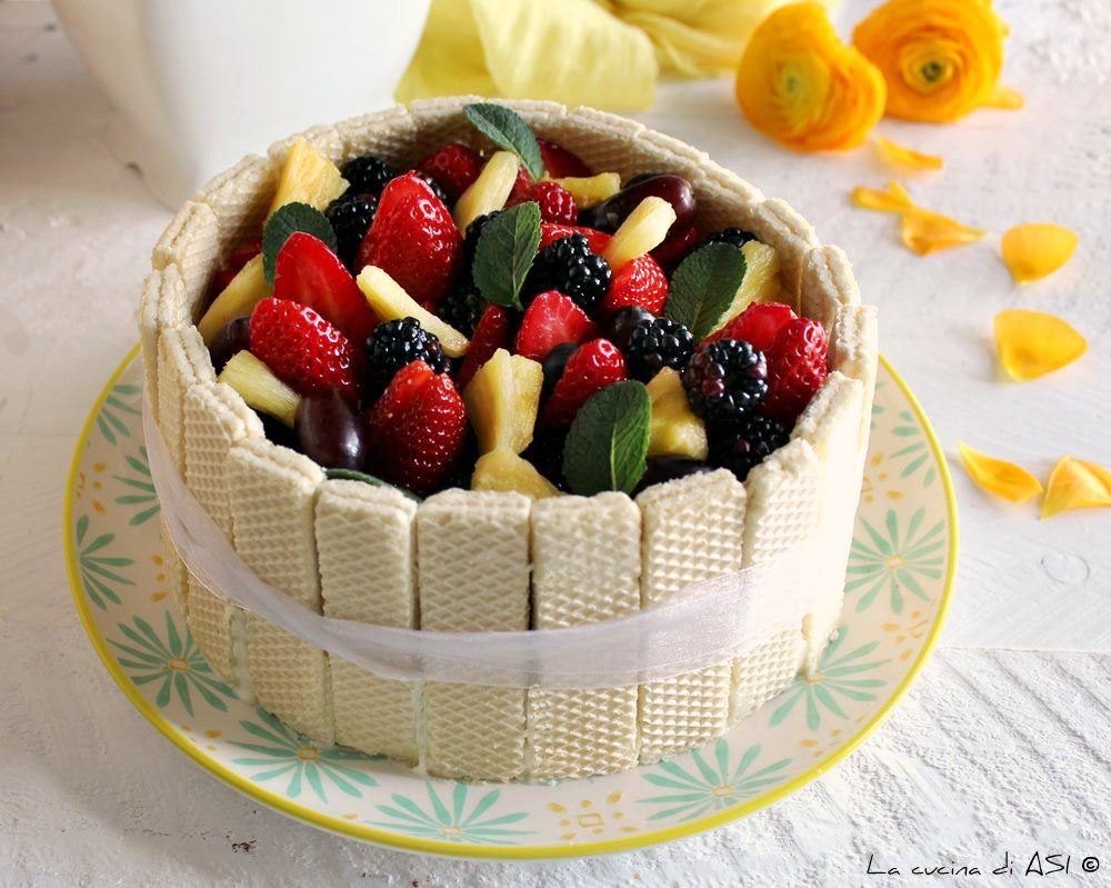 Doce sem forno com wafer creme e frutas