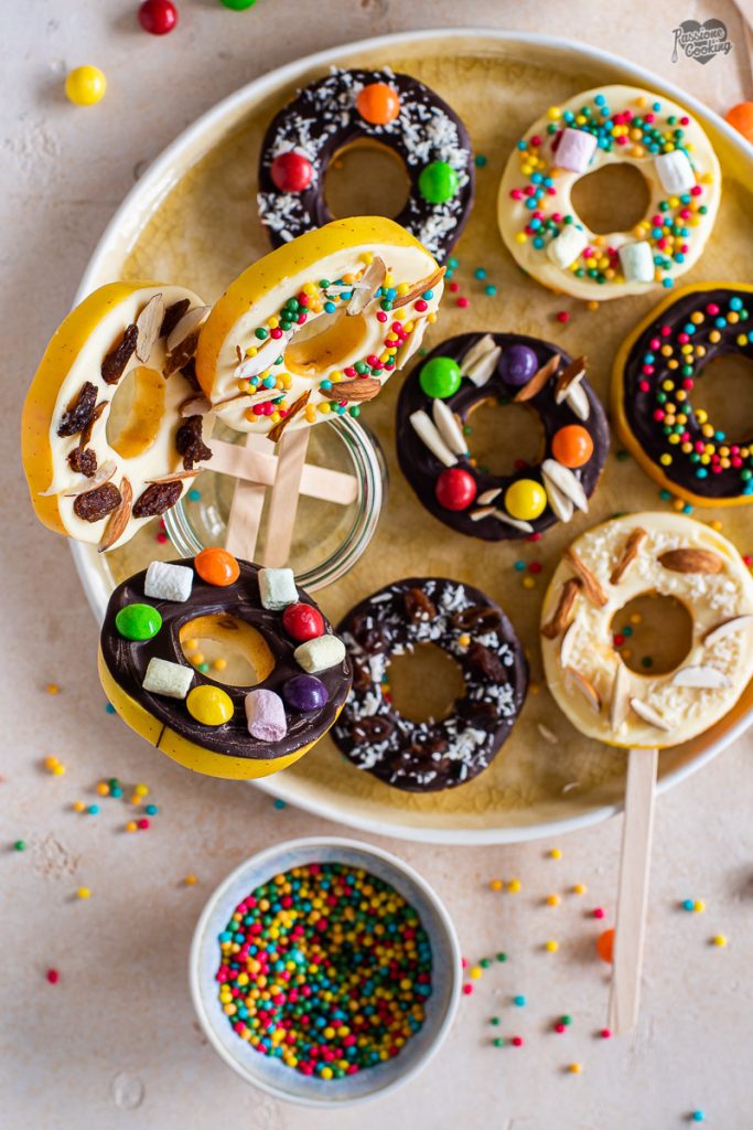 Donut de maçã no palito