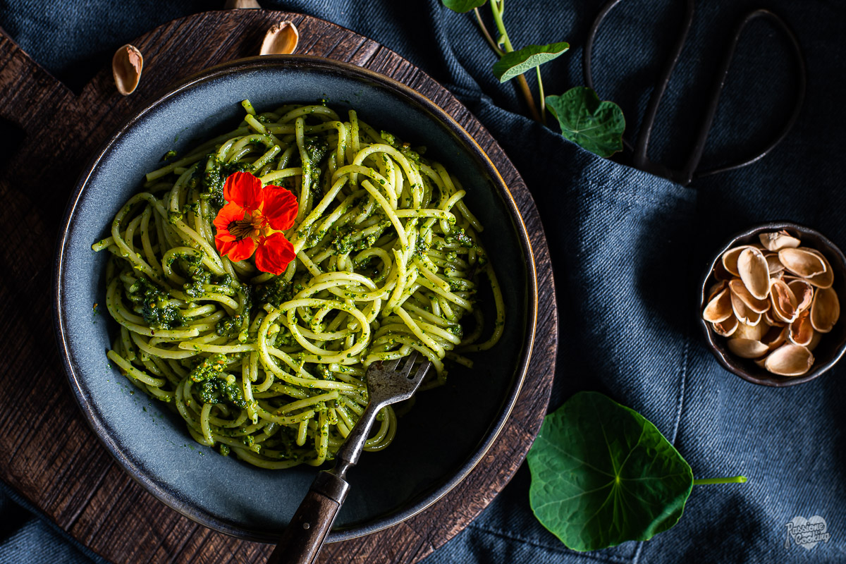 Espaguete com pesto de capuchinha