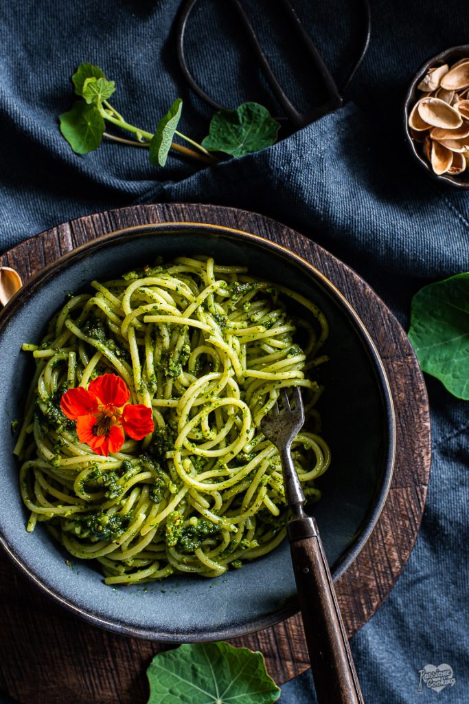 Espaguete com pesto de capuchinha