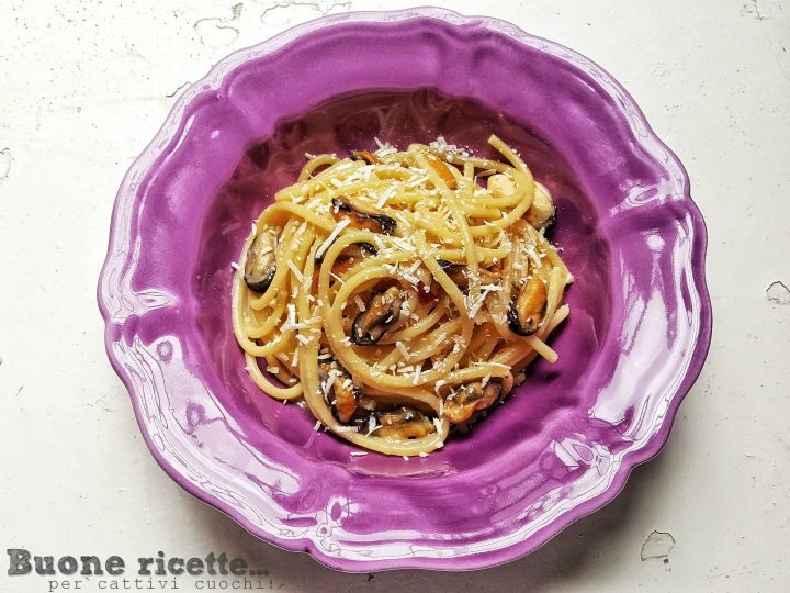 Espaguete mexilhões e pecorino