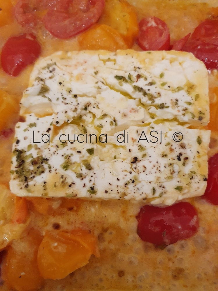 Bucatini cremosos com feta e tomatinhos