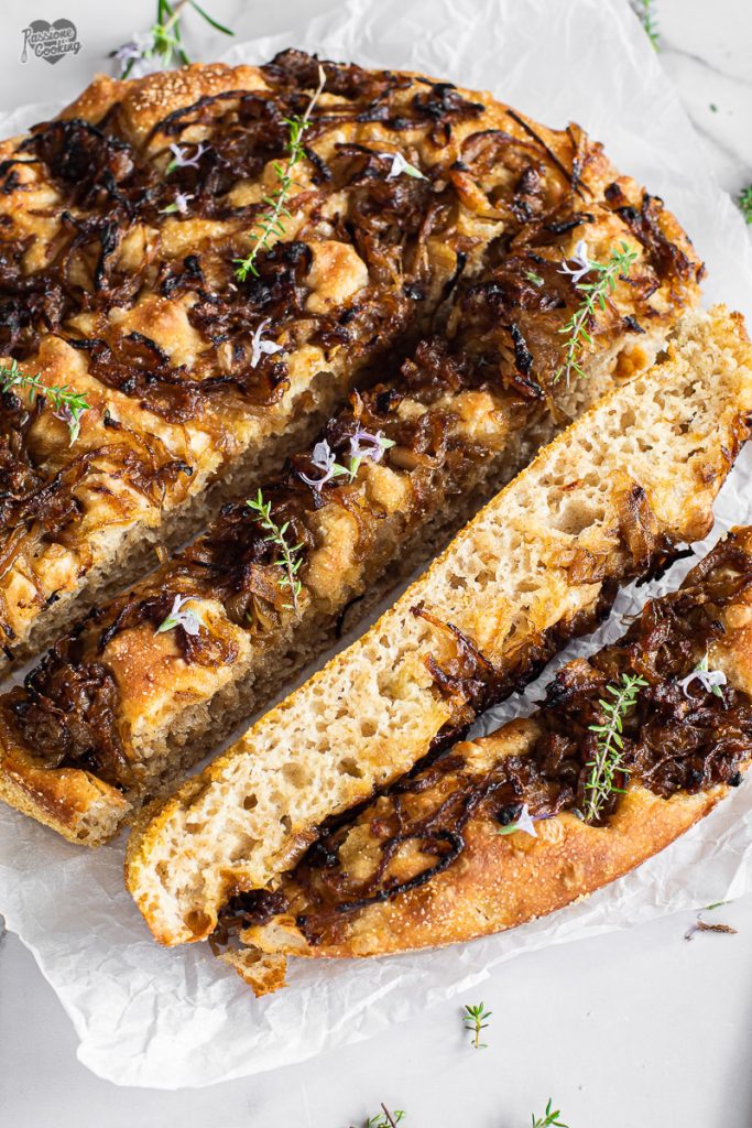 Focaccia com cebolas caramelizadas