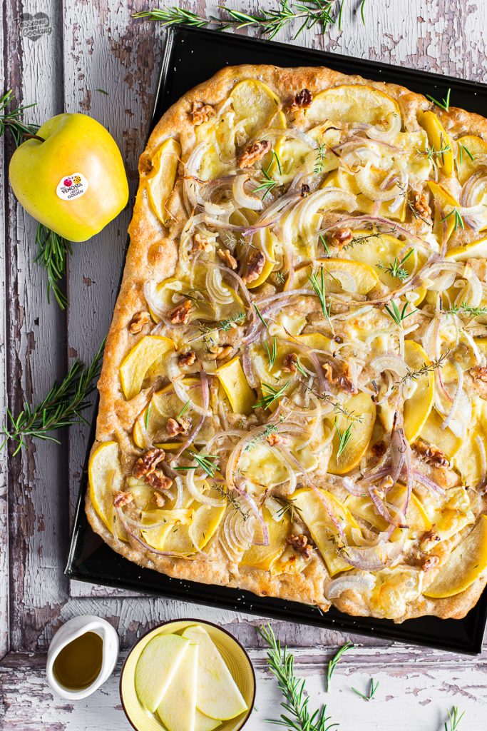 Focaccia com maçãs Golden Delicious e cebolas