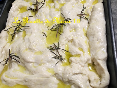 Focaccia genovese com alecrim