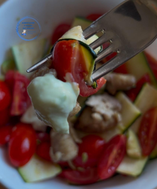Frango e abobrinha crocantes na fritadeira sem óleo com molho de abacate
