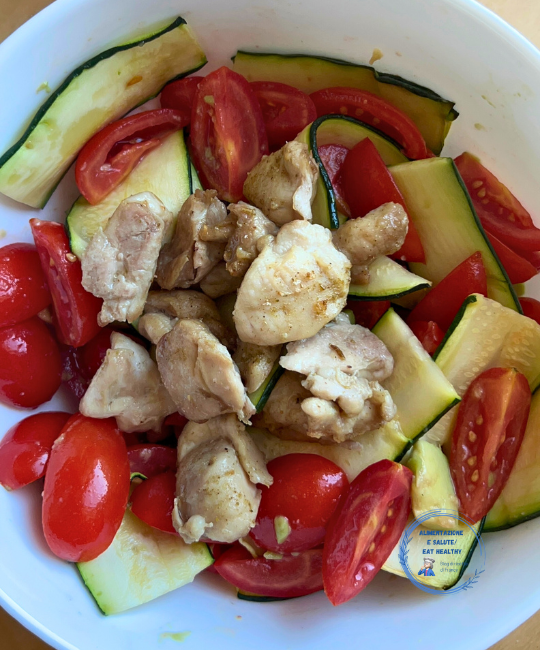 Frango e abobrinha crocantes na fritadeira sem óleo com molho de abacate