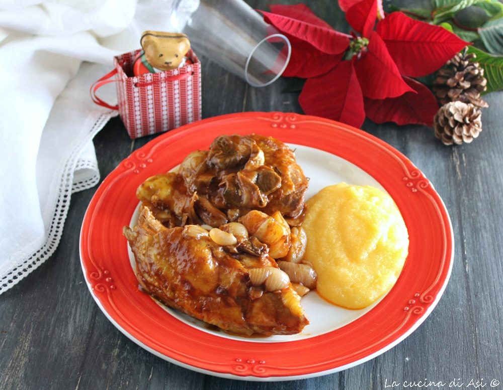 Galinha d'angola com cebolinhas e cogumelos