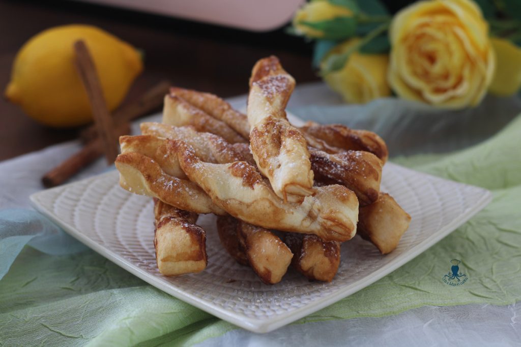 Grissini de massa folhada com limão e canela na fritadeira elétrica