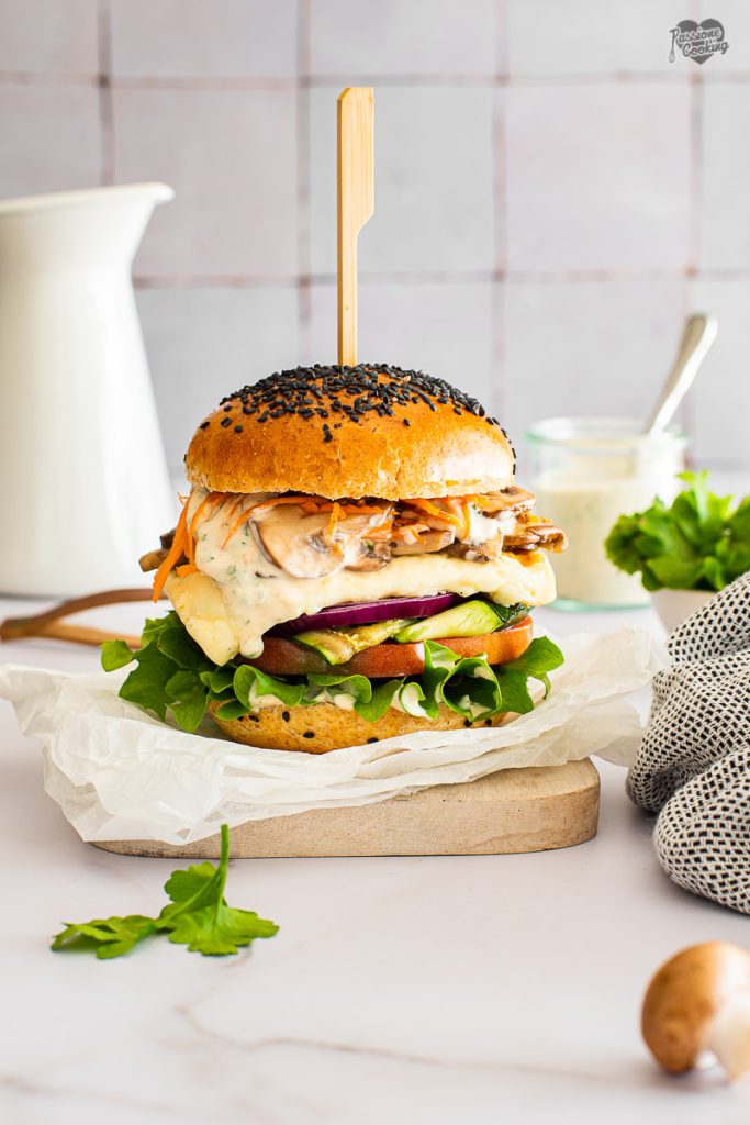 Hambúrguer vegetariano com queijo grelhado