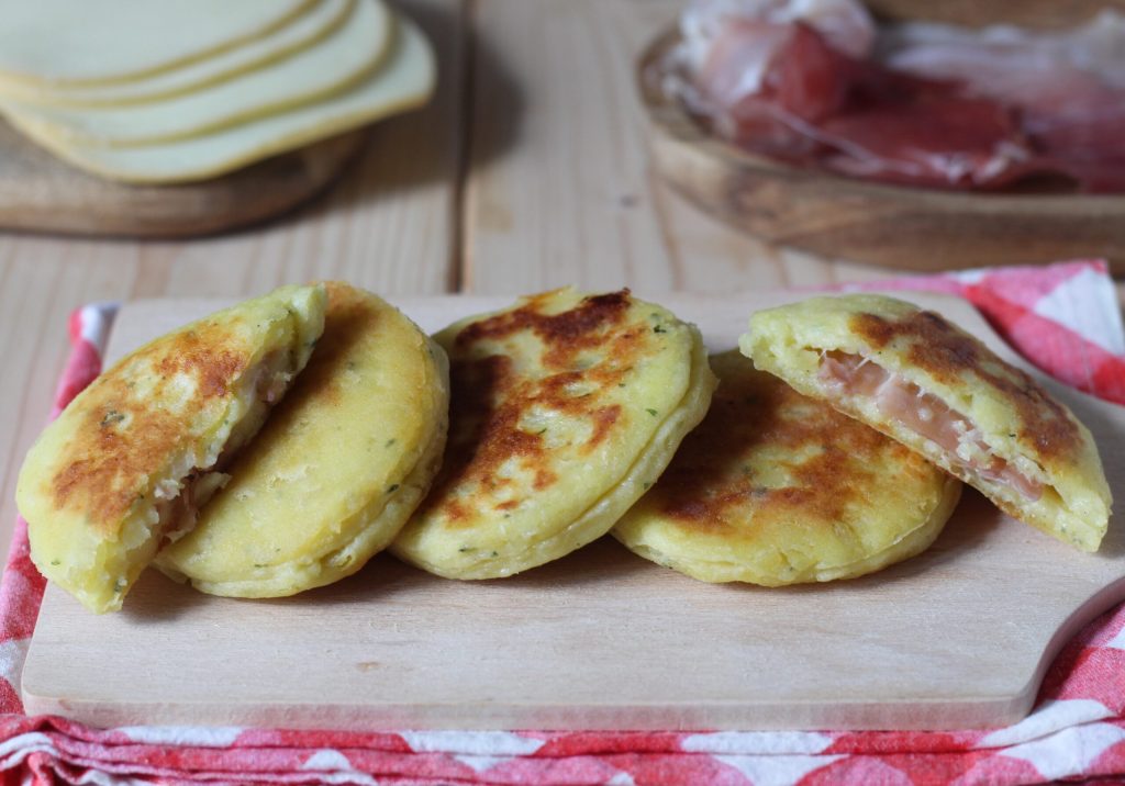 pãezinhos de batata recheados na frigideira