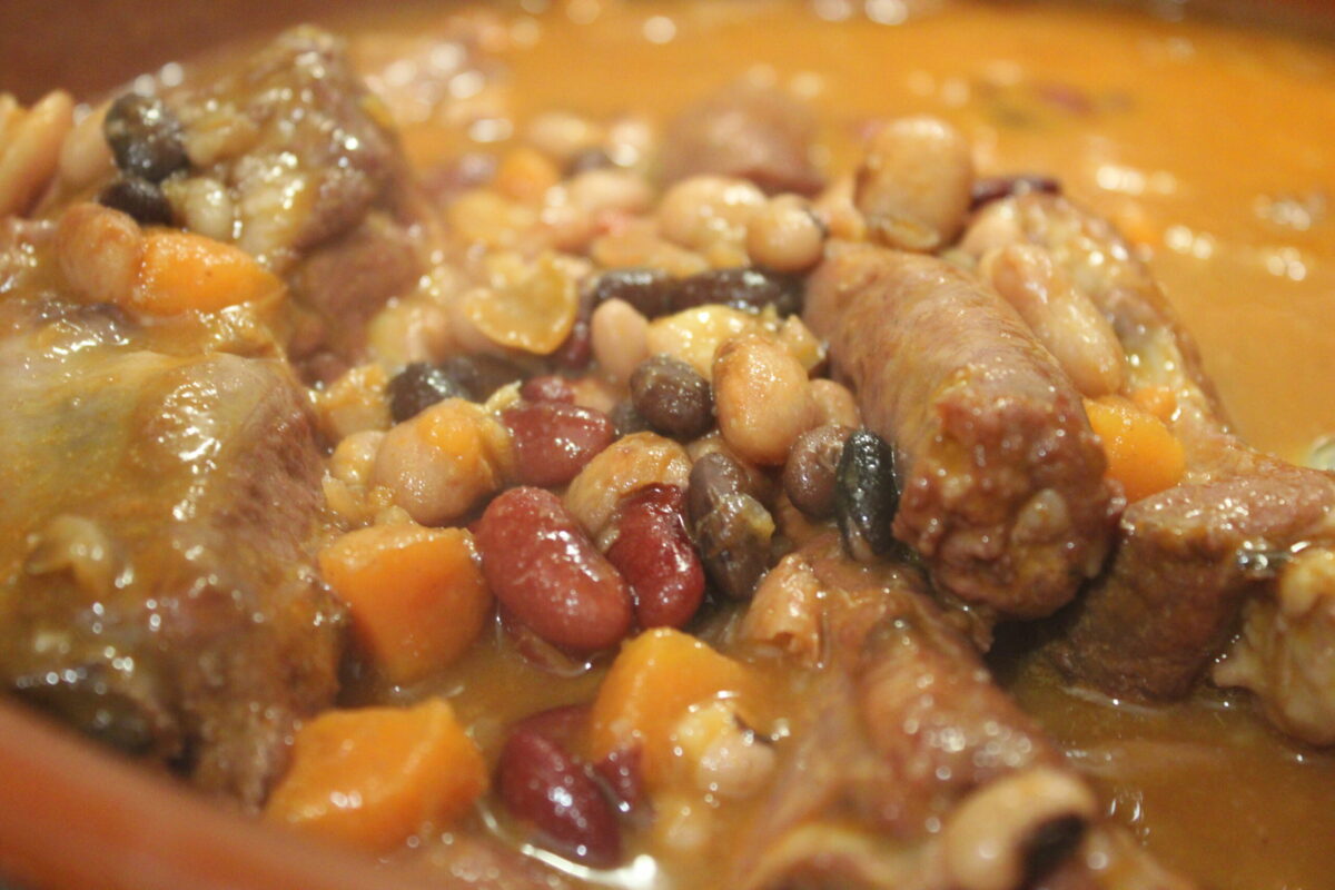 Feijoada. Uma sopa rica e histórias ao redor da fogueira
