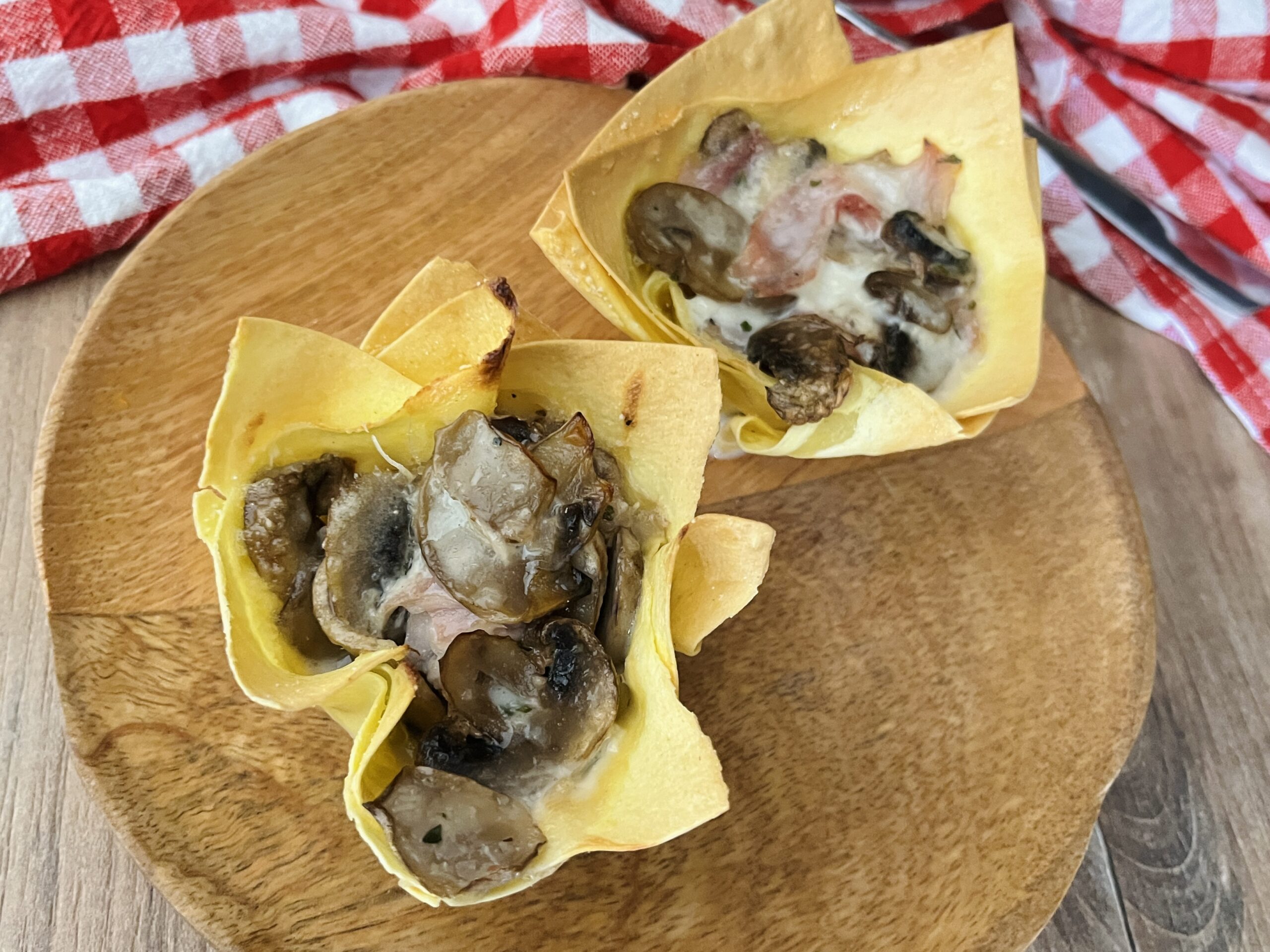 Cestinhos de lasanha com presunto e cogumelos