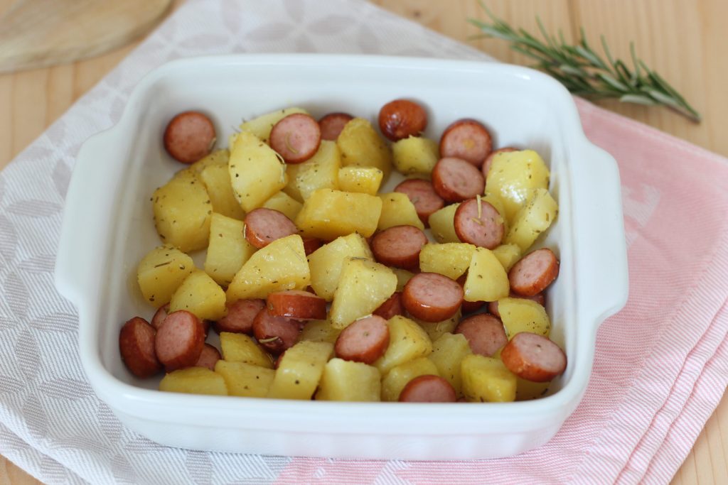 batatas e salsichas no forno