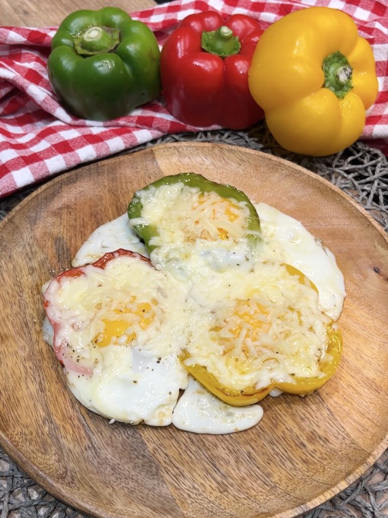 Ovos com pimentões na frigideira