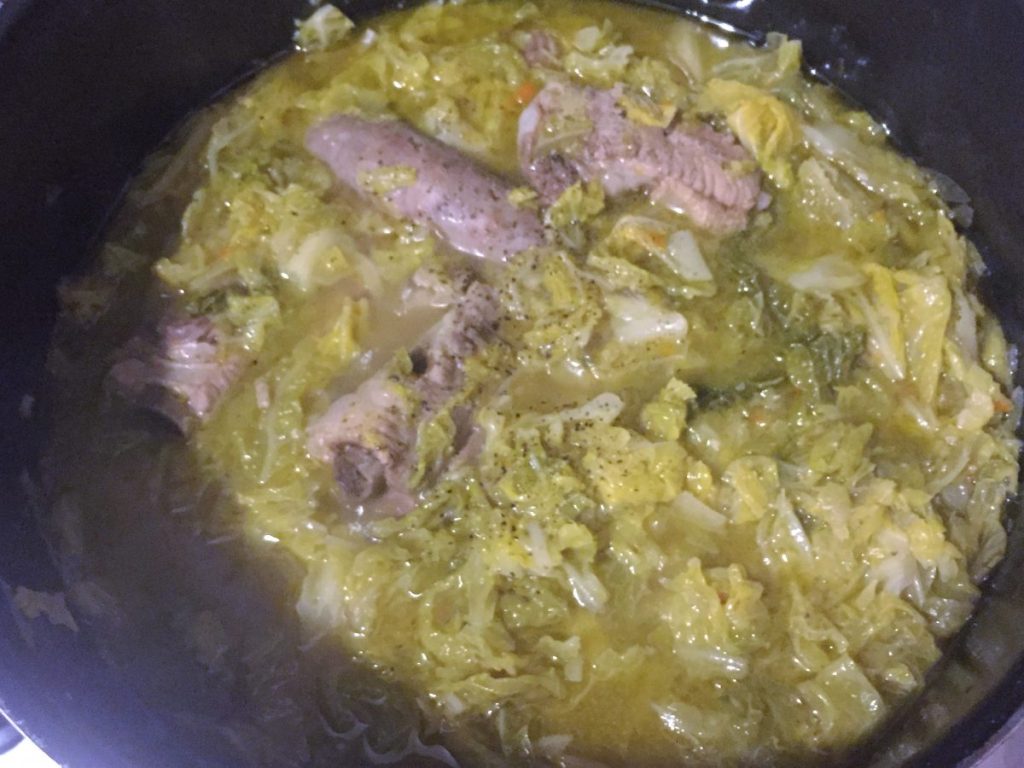 costelas e linguiça com repolho