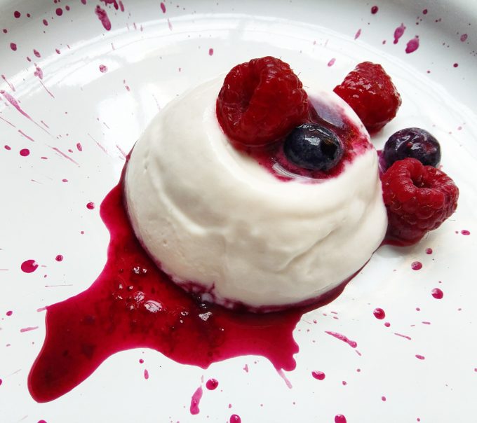 Bavarese de iogurte com frutas vermelhas