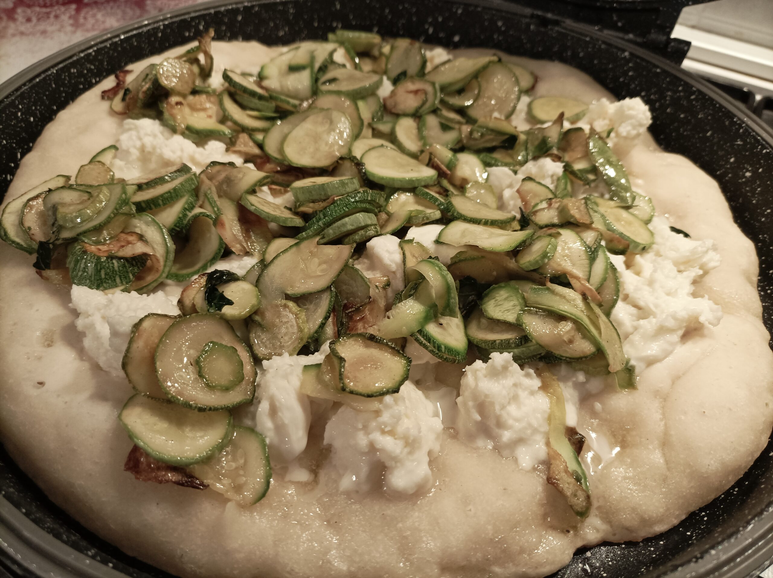 Focaccia com mozzarella e abobrinha