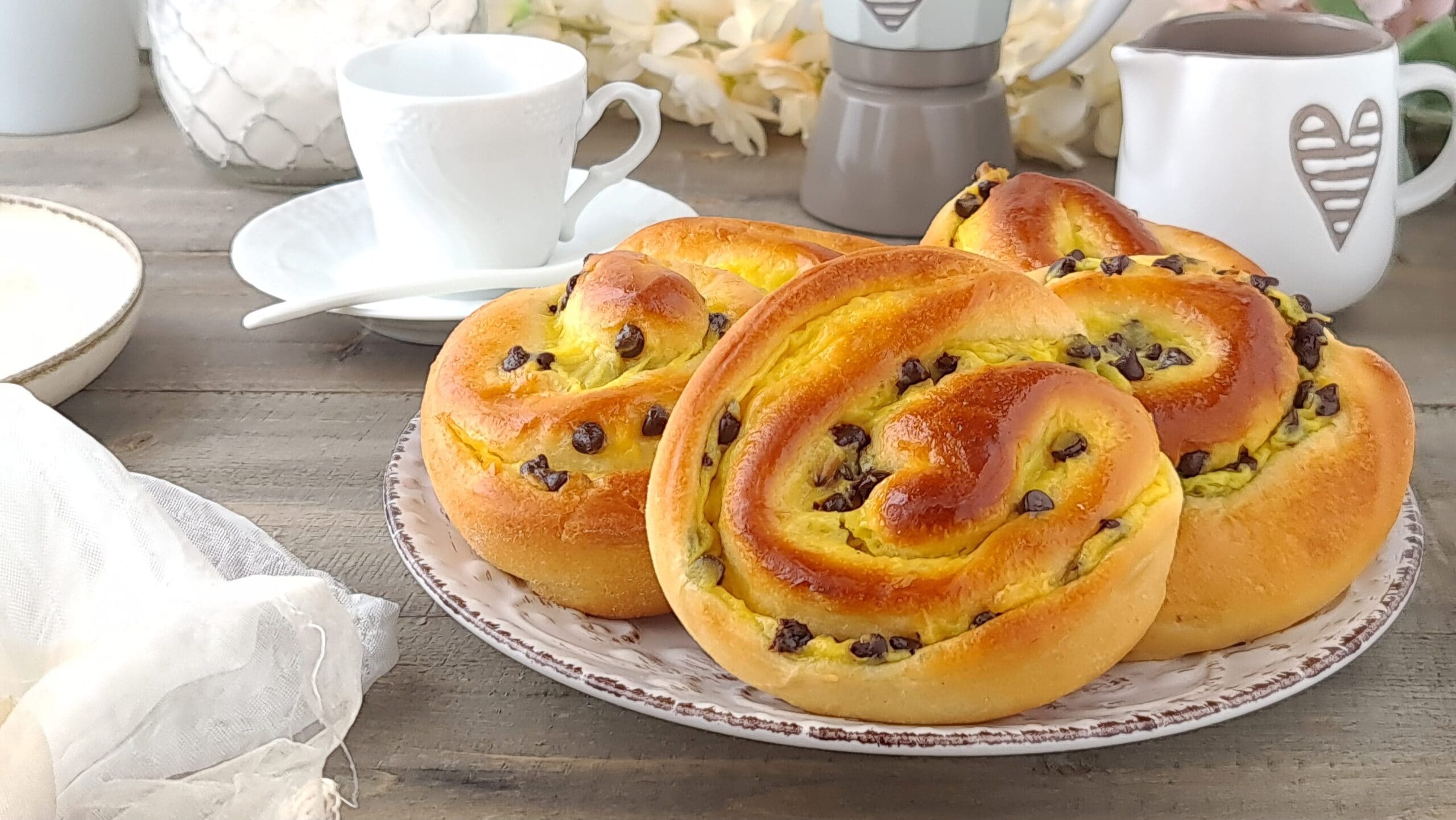Enroladinhos de brioche com creme de confeiteiro e gotas de chocolate