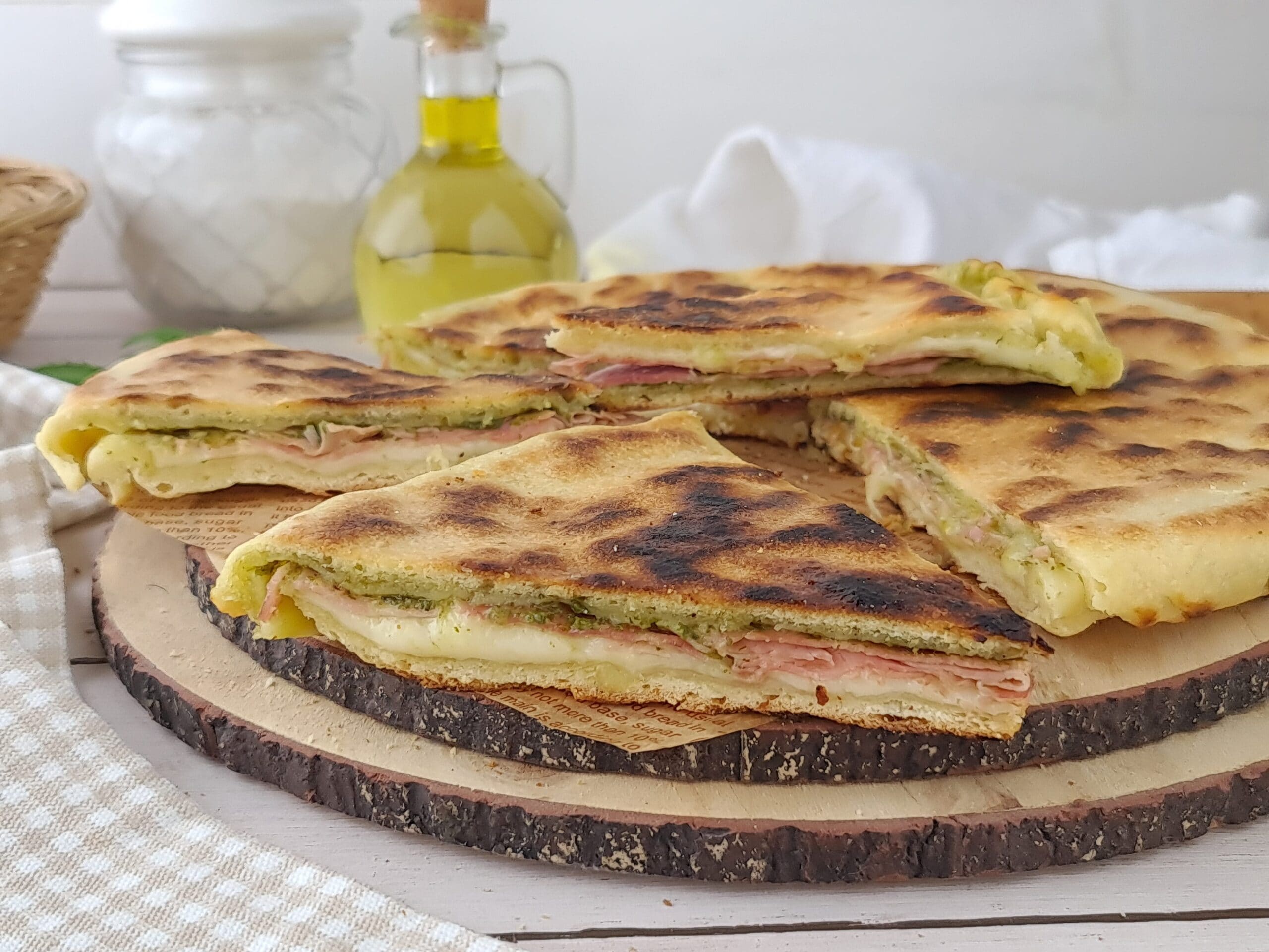 Focaccia na frigideira recheada
