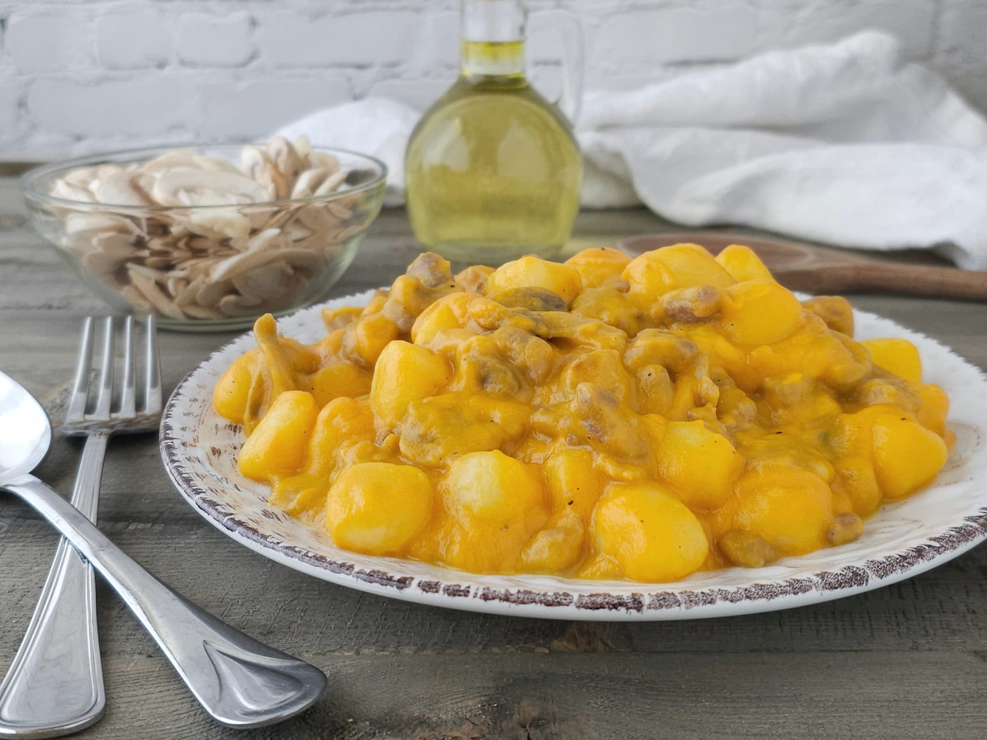 Nhoque com creme de abóbora, linguiça e cogumelos