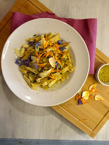 Garganelli com ervas e pistache